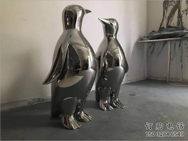 對(duì)視企鵝雕塑廠家 可愛(ài)鳥(niǎo)禽 不銹鋼雕塑企鵝定制