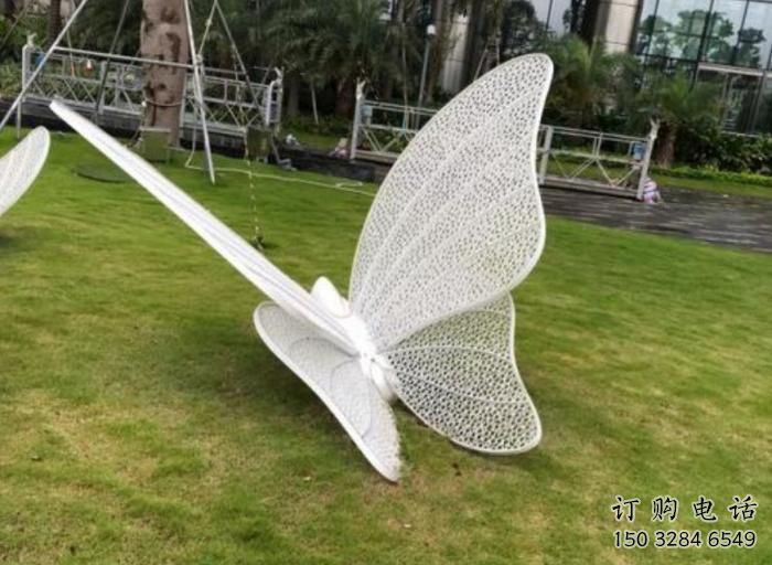 庭院蝴蝶雕塑 戶外草地擺件 別墅區(qū)鏤空蝴蝶雕塑廠家