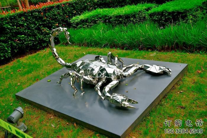 公園蝎子雕塑廠(chǎng)家 現(xiàn)代抽象擺件 草地切面蝎子雕塑