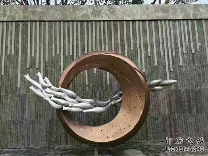 商場魚跨環(huán)雕塑廠家 中式室內(nèi)小品 酒店拉絲魚跨環(huán)雕塑