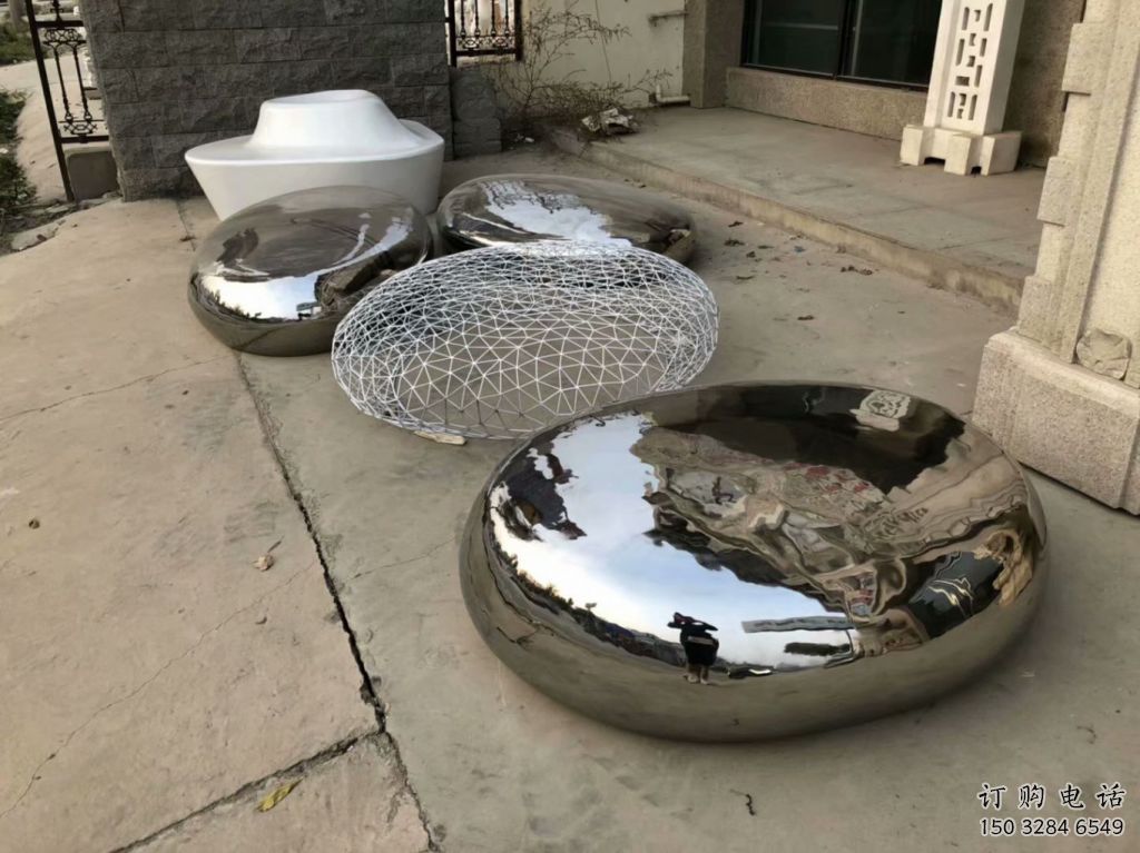 街道休閑椅雕塑廠家 現(xiàn)代擺件 鏡面不銹鋼休閑椅雕塑廠 街道休閑椅雕塑廠家 現(xiàn)代擺件 鏡面不銹鋼休閑椅雕塑廠