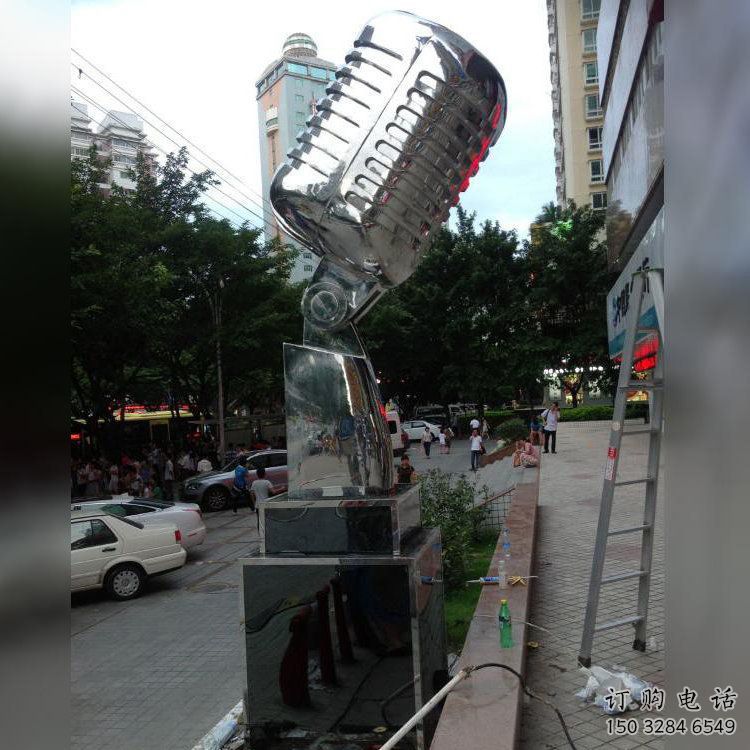 創(chuàng)意麥克風(fēng)雕塑廠家 鏡面小品 公園不銹鋼麥克風(fēng)雕塑廠