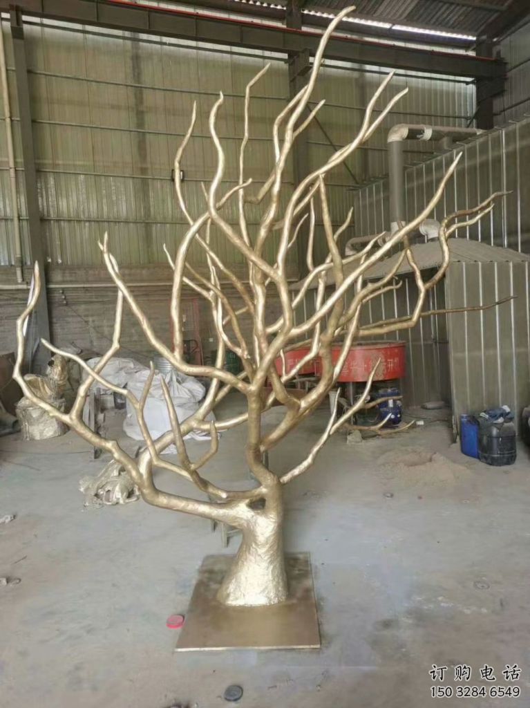 拉絲枯樹(shù)雕塑廠家 鏤空創(chuàng)意擺件 別墅區(qū)不銹鋼枯樹(shù)雕塑廠