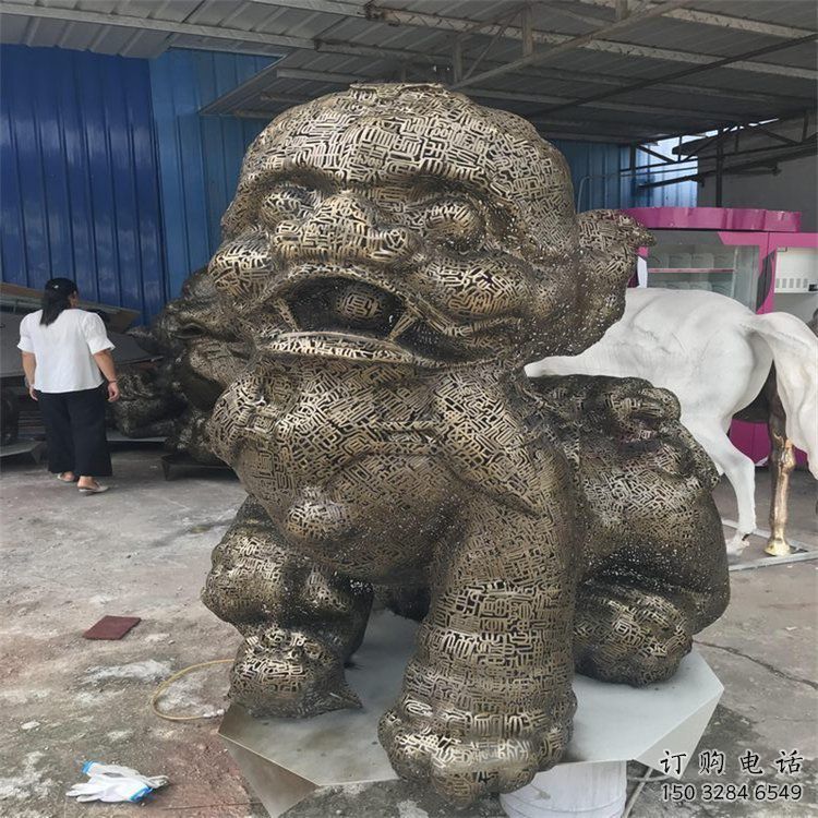 公共獅子雕塑訂做，城市裝飾，不銹鋼鏤空獅子雕塑