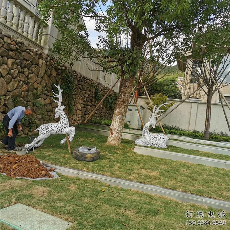 美陳小鹿雕塑供應(yīng)，城區(qū)小品，鏤空小鹿雕塑制造商