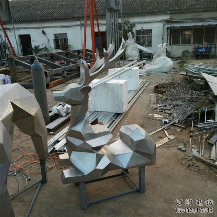 公園小鹿雕塑定做，小區(qū)擺件，鏡面切面小鹿雕塑制作