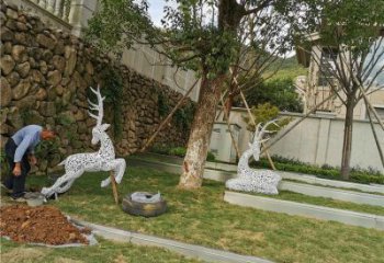 美陳小鹿雕塑供應(yīng)，城區(qū)小品，鏤空小鹿雕塑制造商