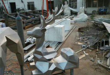 公園小鹿雕塑定做，小區(qū)擺件，鏡面切面小鹿雕塑制作