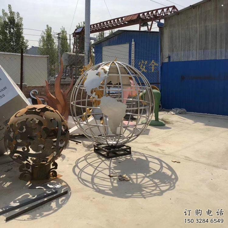 地球儀雕塑供應(yīng)，城區(qū)小品，鏡面地球儀雕塑制造商