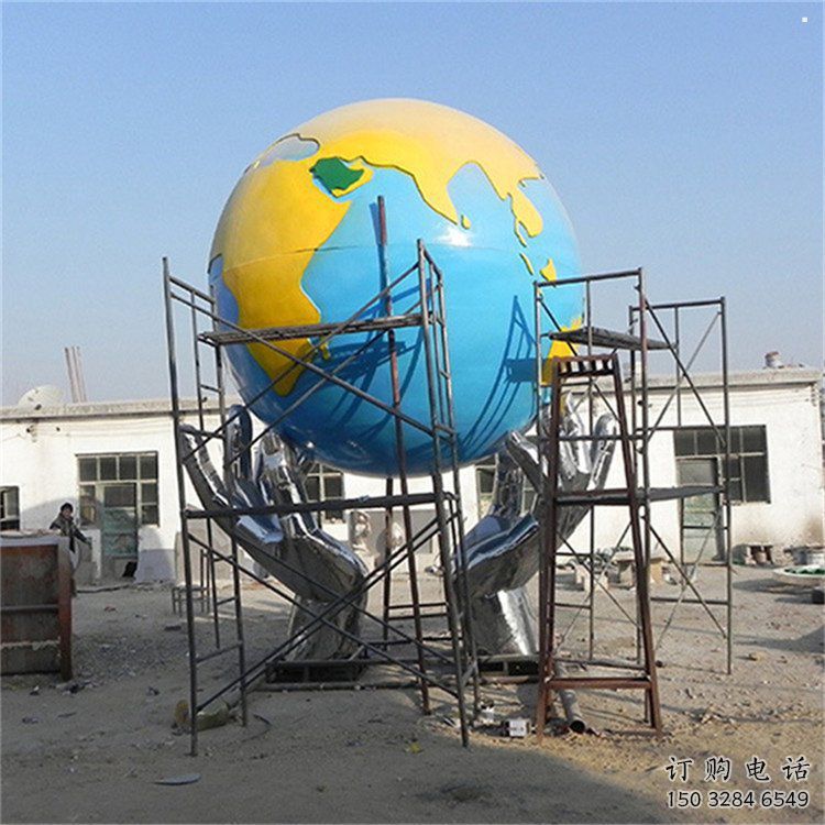 地球儀雕塑制作，村標(biāo)概念，鍛鋼手托地球儀雕塑廠家