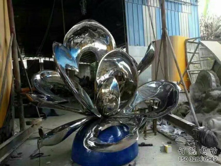 金屬荷花雕塑制作廠家，陸地擺件，鏡面荷花雕塑制造商
