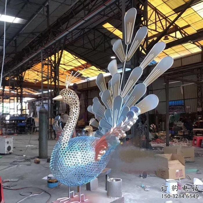孔雀雕塑廠家，小區(qū)擺件，不銹鋼鏤空孔雀雕塑制造商