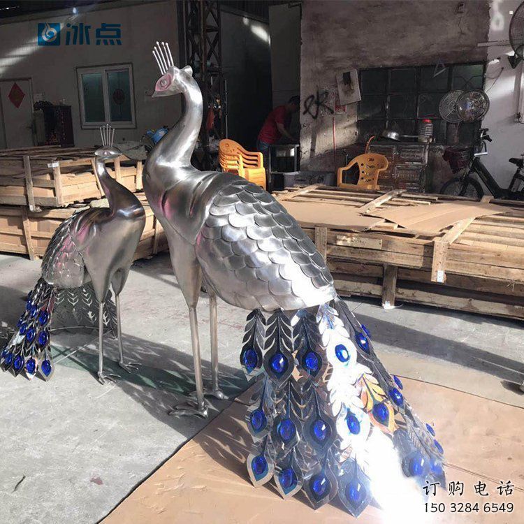 制作藝術(shù)孔雀雕塑廠家，鏡面工藝，不銹鋼孔雀雕塑預(yù)定