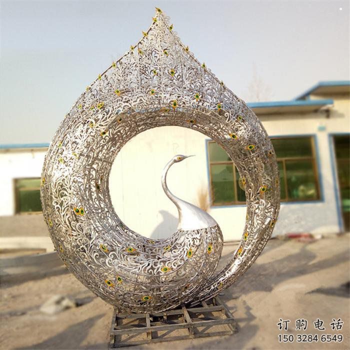 孔雀雕塑選用，美陳雕塑，鏤空鐵藝孔雀雕塑廠(chǎng)家?