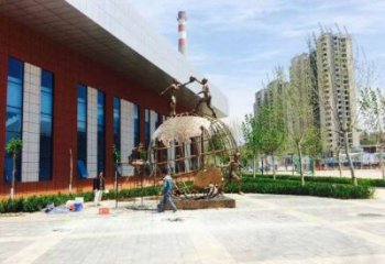 地球儀雕塑定價(jià)，拉絲工藝，地球儀人物雕塑制作