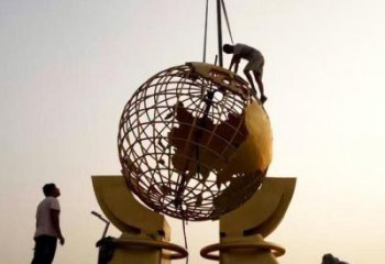 地球儀雕塑觀賞型，標(biāo)識(shí)雕塑，安裝手托地球儀雕塑廠家