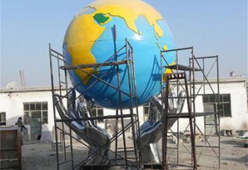 地球儀雕塑制作，村標(biāo)概念，鍛鋼手托地球儀雕塑廠家