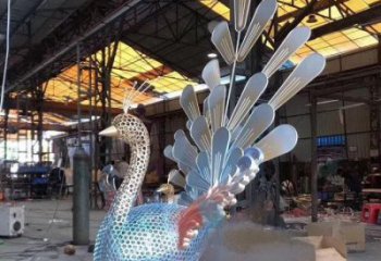 孔雀雕塑廠家，小區(qū)擺件，不銹鋼鏤空孔雀雕塑制造商