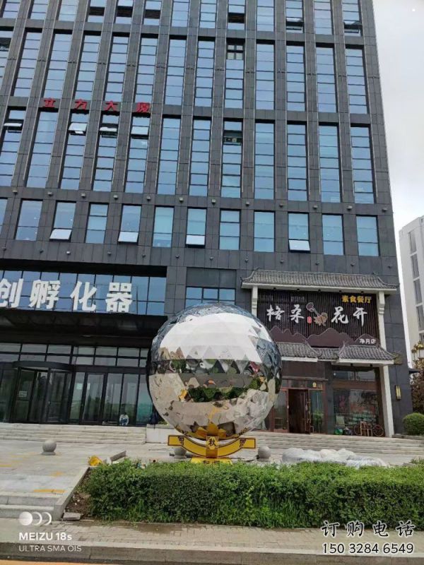 鏡面球雕塑制造，城區(qū)小品，不銹鋼球雕塑廠家提供