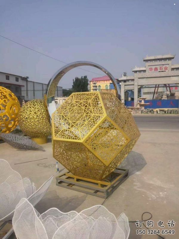 棱面球雕塑標(biāo)準(zhǔn)，景區(qū)案例，不銹鋼鏤空棱面球雕塑常用