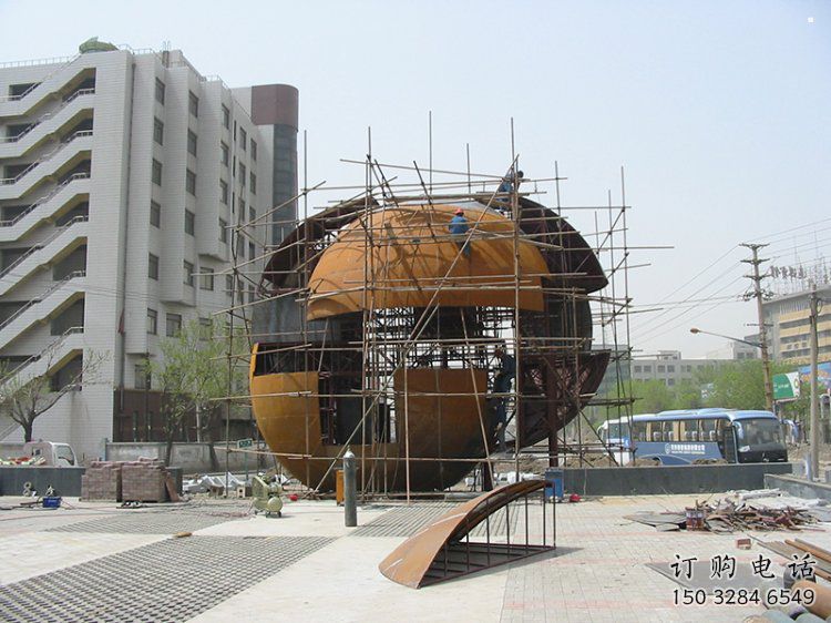 鏤空球雕塑精選，彩鋼制作，異形鏤空球雕塑工廠