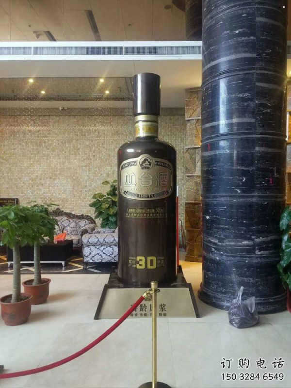 酒瓶雕塑制造商，酒店擺件，軟裝玻璃鋼酒瓶雕塑定制