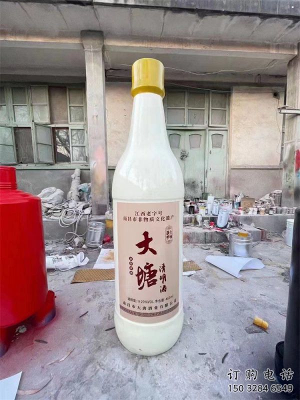 酒瓶雕塑定做，小區(qū)擺件，玻璃鋼酒瓶雕塑制作