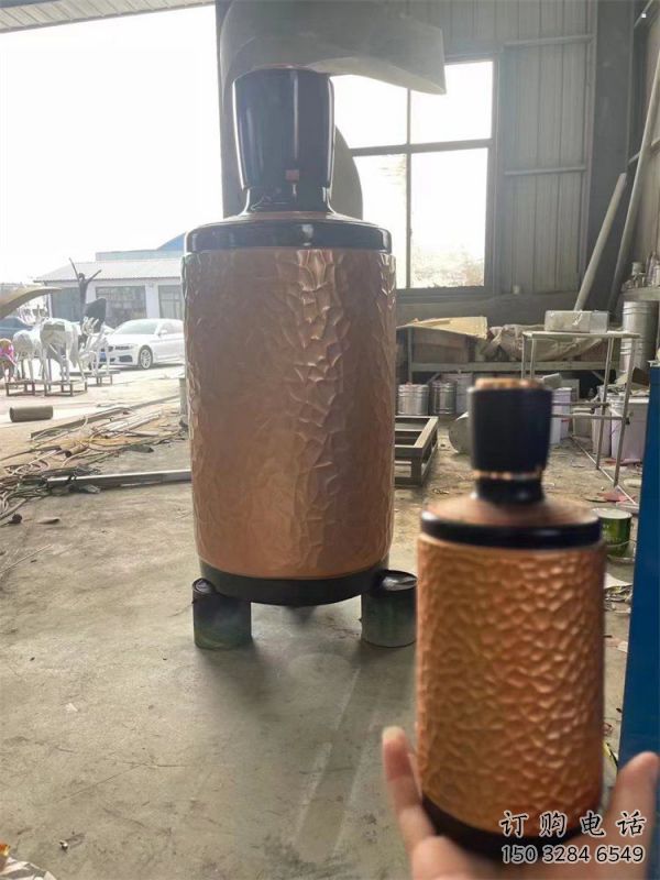 藝術(shù)酒瓶雕塑展品，室外軟裝，展示玻璃鋼酒瓶雕塑訂做