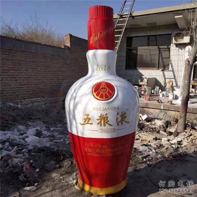 酒瓶雕塑選定，園林裝飾，大型玻璃鋼酒瓶雕塑公司