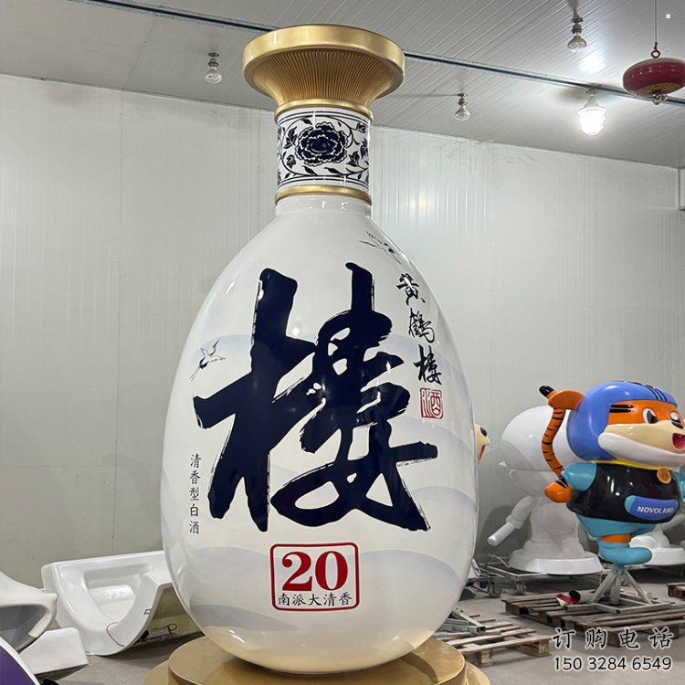 洋酒瓶雕塑承接，景觀雕塑，玻璃鋼洋酒瓶雕塑定制
