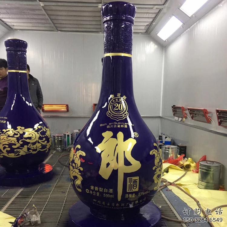 洋酒瓶雕塑選用，多彩藝術(shù)，玻璃鋼洋酒瓶雕塑展品