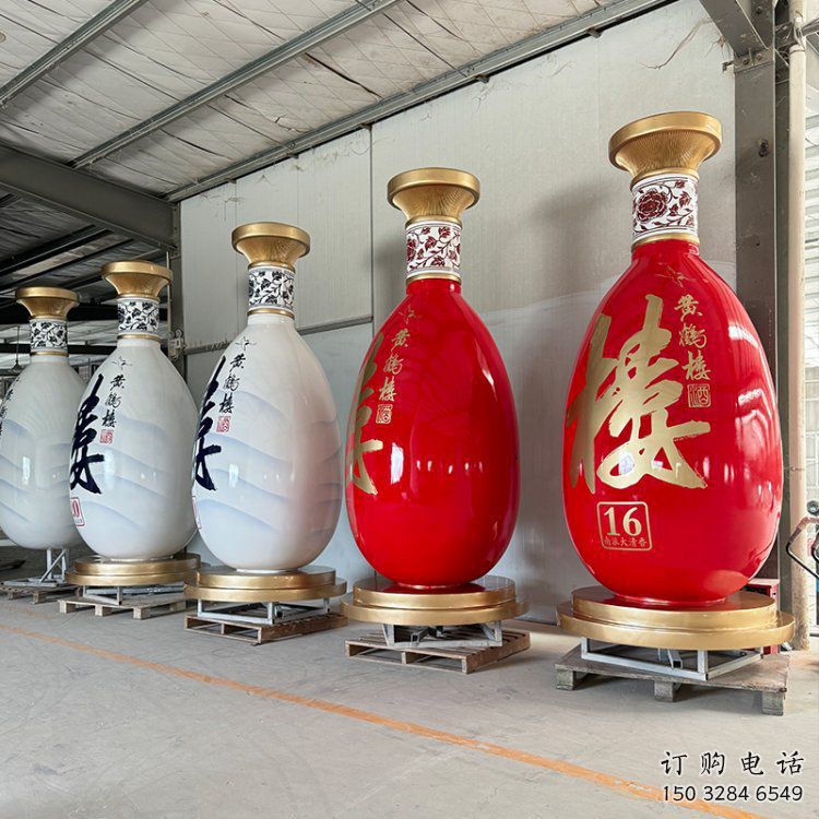 洋酒瓶雕塑預(yù)定，小區(qū)擺件，玻璃鋼洋酒瓶雕塑廠家