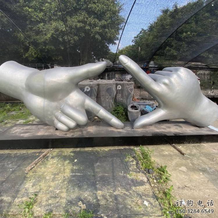 剪刀手雕塑定價，拉絲工藝，不銹鋼剪刀手雕塑制作廠家