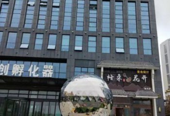 鏡面球雕塑制造，城區(qū)小品，不銹鋼球雕塑廠家提供