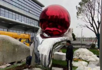手托圓球雕塑精選，透雕系列，不銹鋼手托圓球雕塑提供