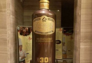 金屬酒瓶雕塑通用，城市雕塑，彩色玻璃鋼酒瓶雕塑指用