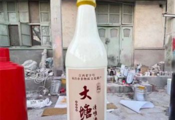 酒瓶雕塑定做，小區(qū)擺件，玻璃鋼酒瓶雕塑制作