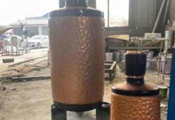 藝術(shù)酒瓶雕塑展品，室外軟裝，展示玻璃鋼酒瓶雕塑訂做