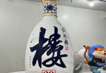 洋酒瓶雕塑承接，景觀雕塑，玻璃鋼洋酒瓶雕塑定制