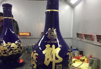 洋酒瓶雕塑選用，多彩藝術(shù)，玻璃鋼洋酒瓶雕塑展品