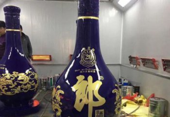 洋酒瓶雕塑專供，彩繪工藝，玻璃鋼洋酒瓶雕塑標(biāo)準(zhǔn)廠家