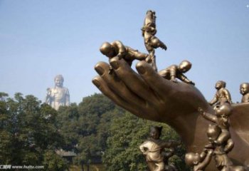 小孩雕塑精選，彩鋼制作，戶外手托小孩雕塑廠家
