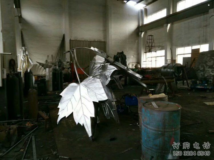 楓葉雕塑承接，城市裝飾，大型不銹鋼楓葉雕塑廠家