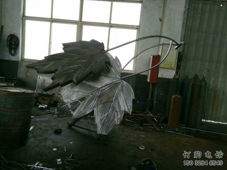楓葉雕塑承接，景區(qū)案例，不銹鋼楓葉雕塑定制廠家