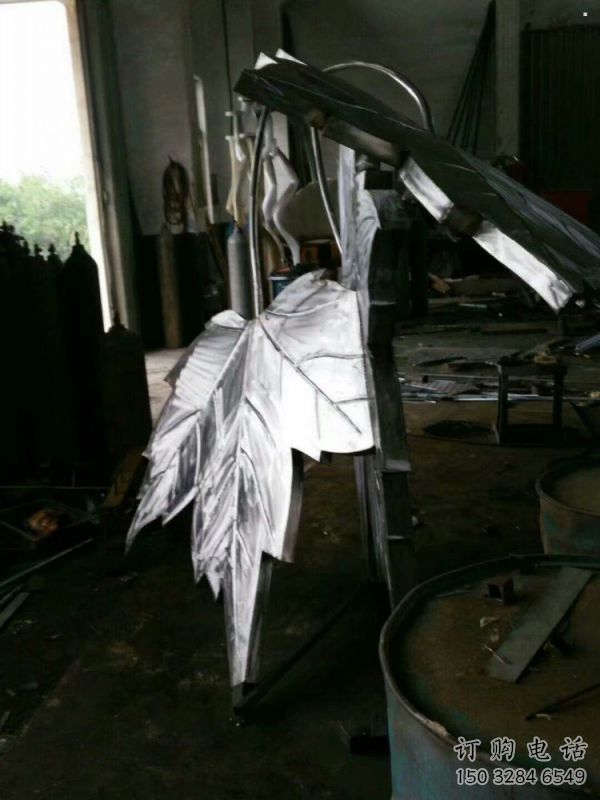 楓葉雕塑供應(yīng)，花園小品，不銹鋼仿真楓葉雕塑廠家