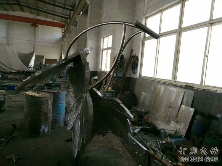 楓葉雕塑優(yōu)選，陸地擺件，藝術(shù)不銹鋼楓葉雕塑供應
