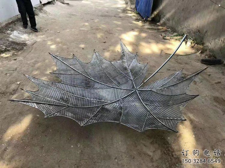 鏤空楓葉雕塑選用，小區(qū)擺件，大型鐵藝楓葉雕塑公司