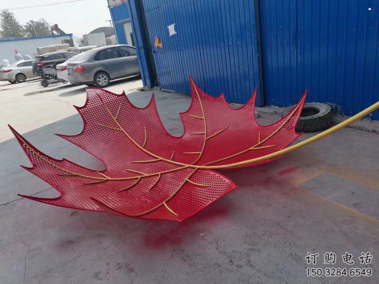 鏤空楓葉雕塑制造，白鋼構(gòu)件，鐵藝楓葉雕塑廠家提供