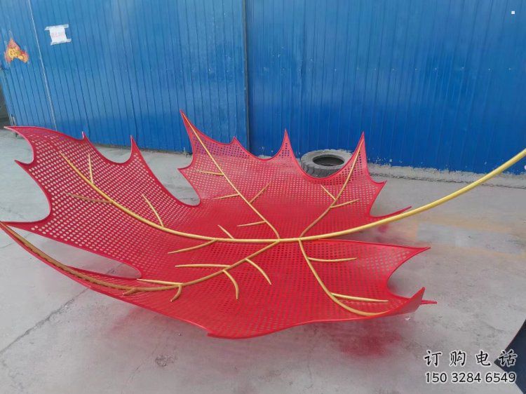 鏤空楓葉雕塑制造，歐式風(fēng)格，鐵藝楓葉雕塑定制廠家