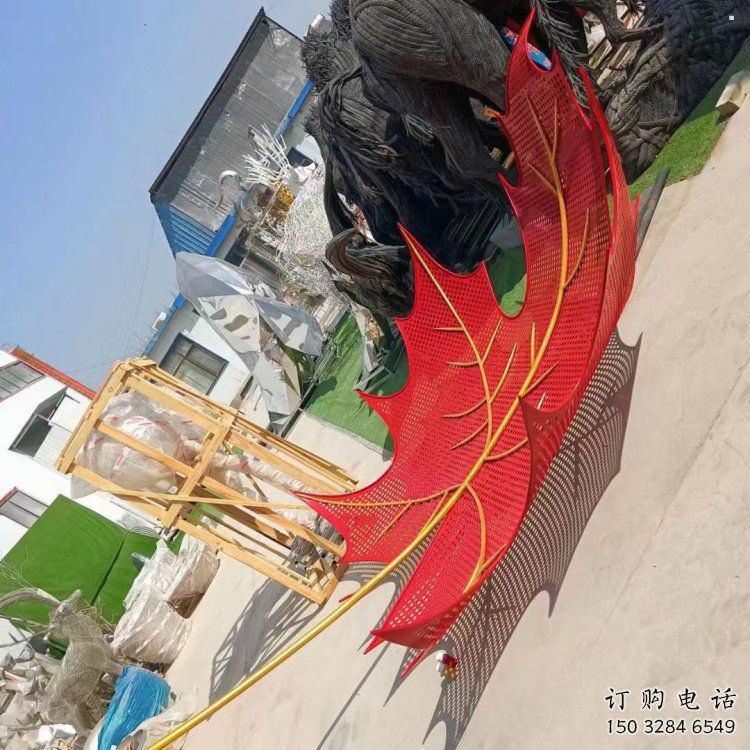 制造鏤空楓葉雕塑，地標擺件，烤漆鐵藝楓葉雕塑廠家